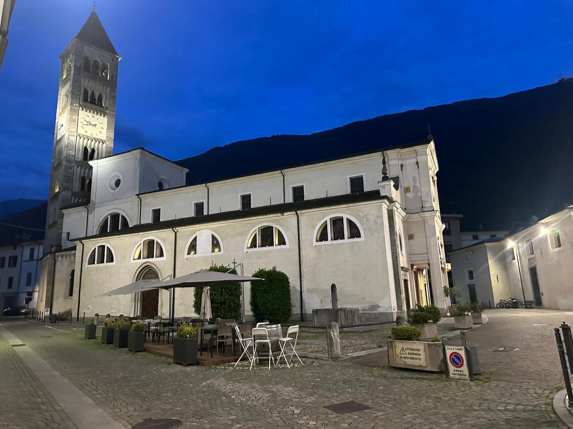 Flat In City Centre Tirano - 10 Minutes From Train Station Eksteriør billede